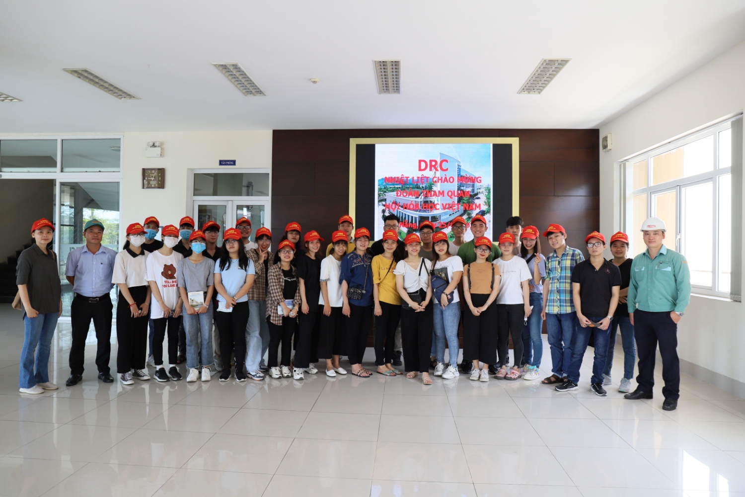 Đoàn tham quan chụp ảnh cùng công nhân của nhà máy